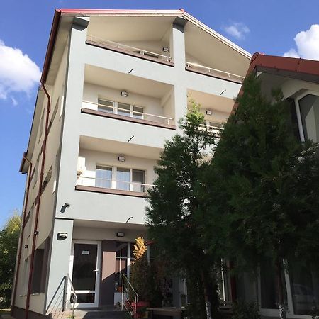 Fast Airport Accomodation Otopeni Exterior photo